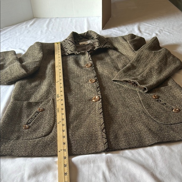 Elegant Women's Brown Blazer with Button Details - Picture 3 of 6